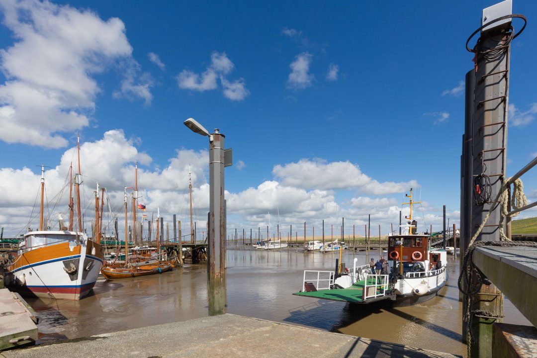 De haven van Ditzum met rechts de veerboot naar Petkum en links de schepen, welke nog gerepareerd moeten worden bij de Werf van Bultjer.