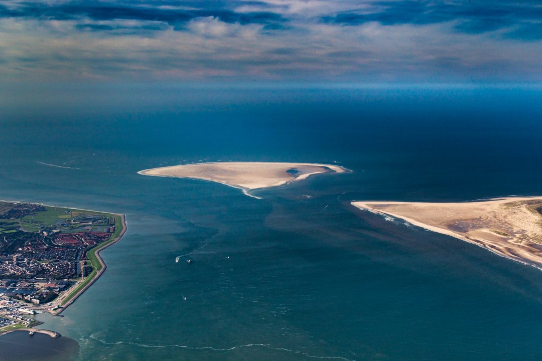 Overzicht met links Den Helder en Huisduinen, in het midden de Razende Bol en rechts de zuidpunt van Texel.