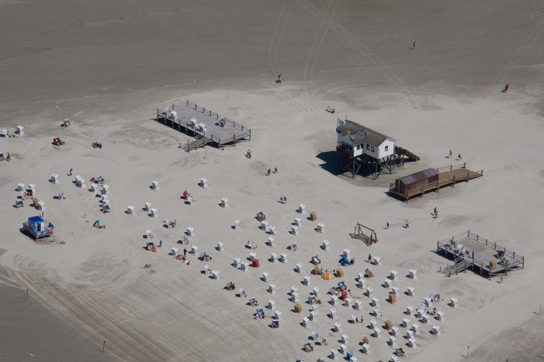 Arche Noah is een strandpaviljoen aan de waddenkust bij Dacht-Peter-Ording. Hoe hoger de palen, hoe minder last jr hebt van springtij.