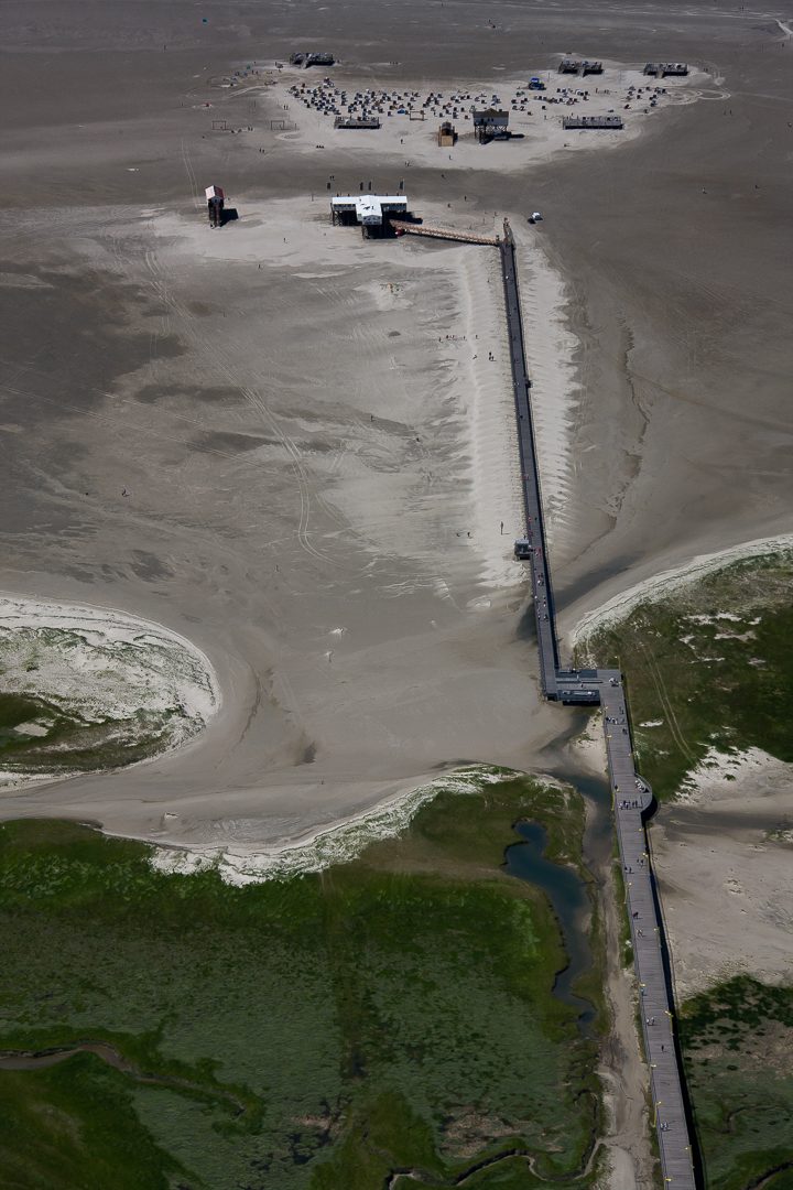 Arche Noah is een strandpaviljoen aan de waddenkust bij Dacht-Peter-Ording. Hoe hoger de palen, hoe minder last jr hebt van springtij.